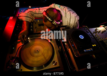 Hip Hop DJ Kratzen Vinyl-Schallplatte Stockfoto