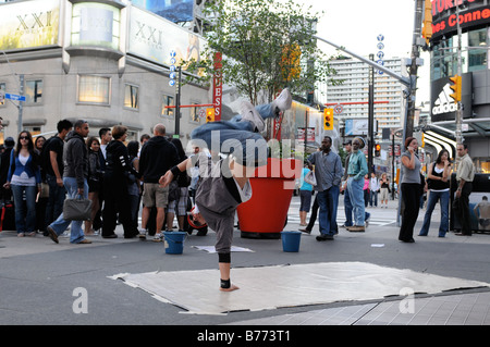 Eine talentierteste Straße Tänzerin unterhält Menschen bei Yonge-Dundas Square, in Toronto, Ontario, Kanada Stockfoto