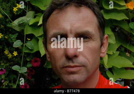 Ein Mann inmitten des Gartens Stockfoto