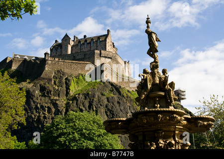 Edinburgh Castle und die Ross Fountain, gesehen von Princes Street Gardens Stockfoto