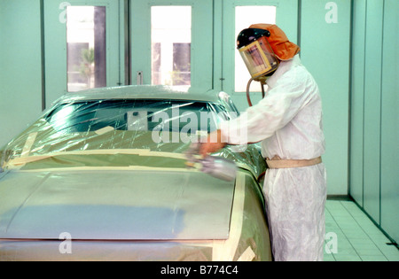 Auto Body Spray Maler in staubfreien Stand Anwendung Grundierung auf Motorhaube Stockfoto