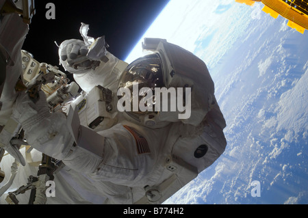 Astronauten beteiligt sich an Extravehicular Tätigkeit. Stockfoto