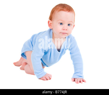 Baby Junge mit roten Haaren kriechen auf weißem Hintergrund Stockfoto