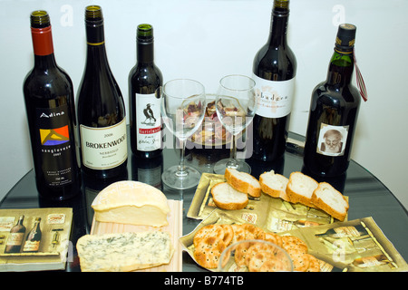 Eine Auswahl an Hunter Valley Weine zusammen mit geeigneten begleitenden Käse Stockfoto