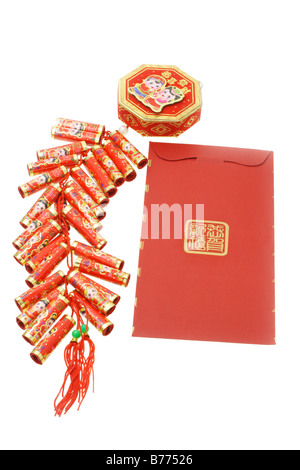 Chinesisches Neujahr rote Päckchen und Feuer Cracker Ornament auf weißem Hintergrund Stockfoto