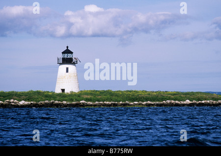 Kleiner Leuchtturm auf Bird Island Marion MA in Buzzards Bay Cape Cod mit Sonnenkollektoren Stockfoto