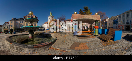 Hundertwasser Brunnen und Rathaus Hauptplatz Zwettl, Waldviertel oder Wald Viertel, Niederösterreich, Europa Stockfoto