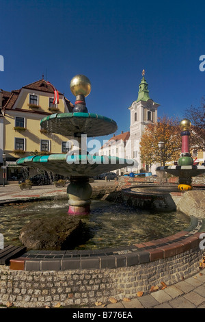 Hundertwasser Brunnen und Rathaus Hauptplatz Zwettl, Waldviertel oder Wald Viertel, Niederösterreich, Europa Stockfoto