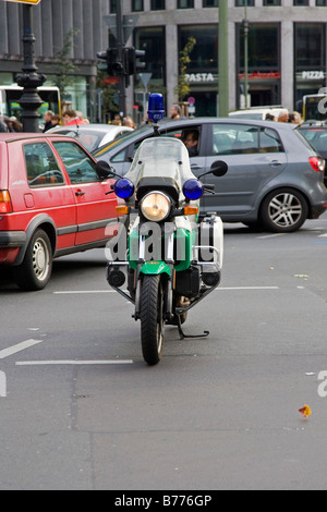 Polizeimotorrad geparkt auf der Straße, Berlin, Deutschland, Europa Stockfoto