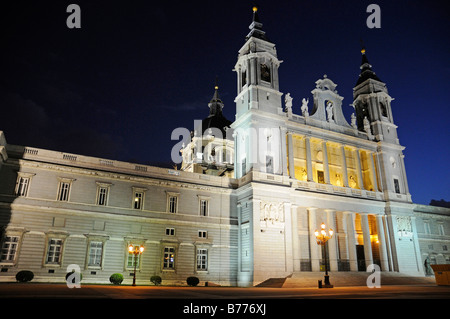 Catedral de Nuestra Señora De La Almudena Kathedrale, Nachtaufnahme, Madrid, Spanien, Europa Stockfoto