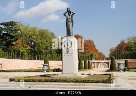 Statue einer Frau mit einer Maske, Denkmal für Jacinto Benavente, spanischer Dramatiker und Journalist, Retiro, Parken, Madrid, Spanien, Eu Stockfoto