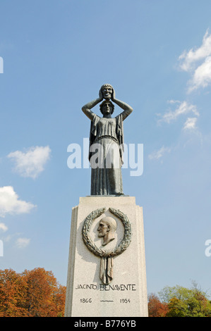 Statue einer Frau mit einer Maske, Denkmal für Jacinto Benavente, spanischer Dramatiker und Journalist, Retiro, Parken, Madrid, Spanien, Eu Stockfoto