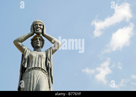 Statue einer Frau mit einer Maske, Denkmal für Jacinto Benavente, spanischer Dramatiker und Journalist, Retiro, Parken, Madrid, Spanien, Eu Stockfoto