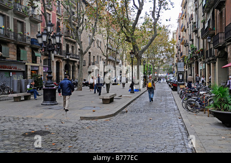 Straßenszene mit Menschen und Wohnung Wohngebäude, La Ribera Viertel, Barcelona, Katalonien, Spanien, Europa Stockfoto