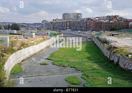 Blick über Rio Manzanares, Flussbett, Wohngebiet, Puente de Toledo, Bezirk Comillas, Madrid, Spanien, Europa Stockfoto