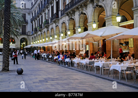 Placa Reial Square, Menschen, Palmen, Restaurant, Café im Freien, Dusk, Abend, Barcelona, Katalonien, Spanien, Europa Stockfoto