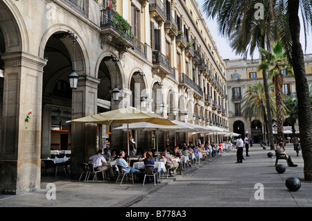 Palm-Restaurant, Straßencafé, Menschen, Bäume, Placa Reial Square, Barcelona, Katalonien, Spanien, Europa Stockfoto