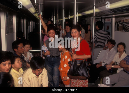 Chinesen, Pendler, Pendeln, Passagiere, u-bahn Passagiere, Pkw, Auto, U-Bahn, U-Bahn Shanghai, Shanghai Municipality, China, Asien Stockfoto