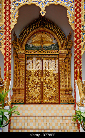 Tür mit goldenen Verzierungen, Wat Phrathat Doi Suthep Tempel Gehäuse auf dem Heiligen Berg, Chiang Mai, Thailand, Asien Stockfoto