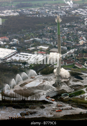 Luftaufnahme, Schornstein wird gesprengt, E.ON Kraftwerk, Castrop-Rauxel, Ruhr und Umgebung, North Rhine-Westphalia, Deutschland, Europa Stockfoto