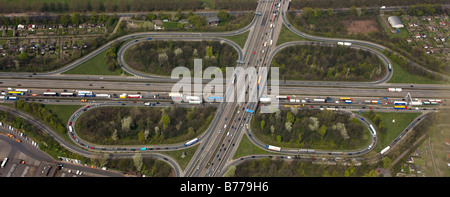 Luftaufnahme, Duisburg Autobahnkreuz A40 und A59, Zuteilung Gärten, Duisburg, Ruhrgebiet, Nordrhein-Westfalen, Deutschland Stockfoto