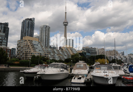 Wasser-Sportboote entlang einer West-Toronto-Slipanlage Stockfoto