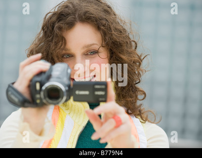 Nahaufnahme von Frau mit Videokamera Stockfoto
