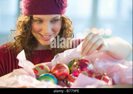 Frau Auspacken Christmas ornaments Stockfoto