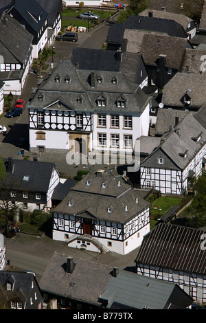 Luftbild, Dorf mit Fachwerkhäusern, Meschede Eversberg, Sauerland, Nordrhein-Westfalen, Deutschland, Europa Stockfoto