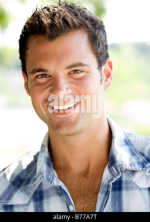 Porträt des jungen Mann lächelnd Stockfoto