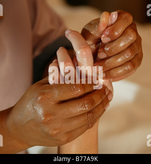 Hand-Massage, Ayurveda, Spa, Luxushotel Oberoi, Mauritius, Indischer Ozean Stockfoto