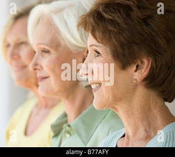 Drei Frauen in Führungspositionen stehen eine Reihe Stockfoto