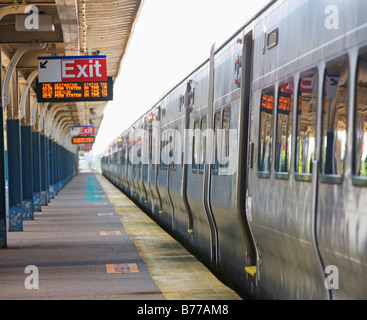 S-Bahn geparkten Bahnsteig Stockfoto