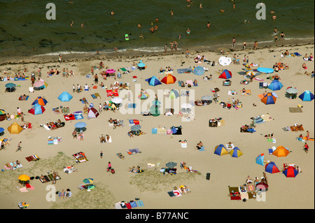 Luftaufnahme, bunt bevölkerten Strand, Jadebusen, Hooksiel, Wilhelmshaven, Niedersachsen, Deutschland, Europa Stockfoto