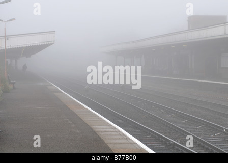 Bahnhof im Nebel, UK Stockfoto