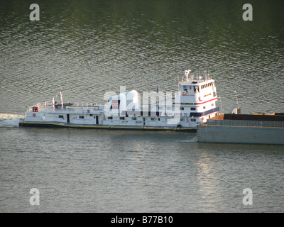 Barge am Ohio River vom Overlook Restaurant. Stockfoto