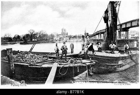 Putney Barge 1878 Postkarte der Themse Lastkähne am Ufer in Putney Fulham Kirche auf der Middlesex Bank hinter Stockfoto