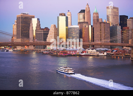 Boot unter Brooklyn Brücke Stockfoto