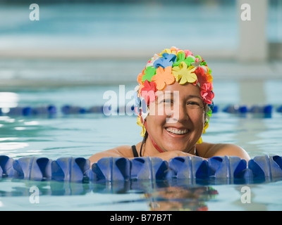 Badekappe Frau posiert Schwimmbad Stockfoto