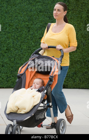 Zu Fuß Kinderwagen Sohn Mutter Stockfoto