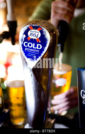 Kronenbourg 1664 Zapfanlage von Barkeeper gezogen wird. Stockfoto