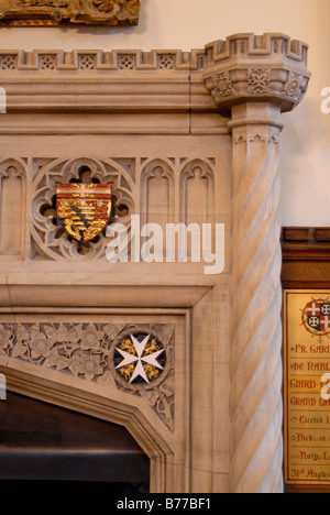 Schön geschnitzten Kamin aus Stein, viktorianischen im Tudor-Stil, mit Malteser Kreuz und Schild, St John's Gate, Clerkenwell, London Stockfoto