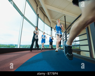 Läufer auf indoor-Bahn Stockfoto