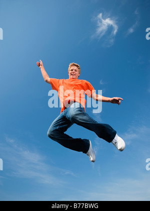 Porträt von Teenager mitten in der Luft Stockfoto