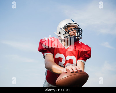 Quarterback halten Fußball Stockfoto