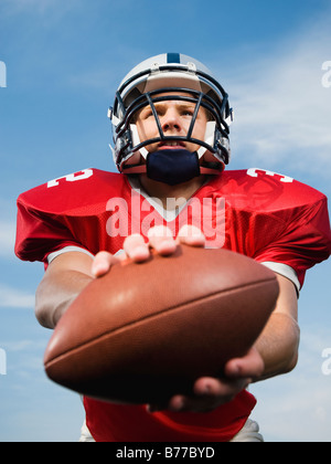 Quarterback halten Fußball Stockfoto