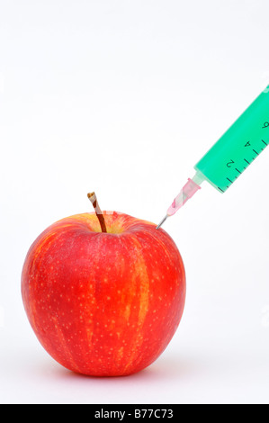Apple mit einer Spritze, Gentechnik Stockfoto