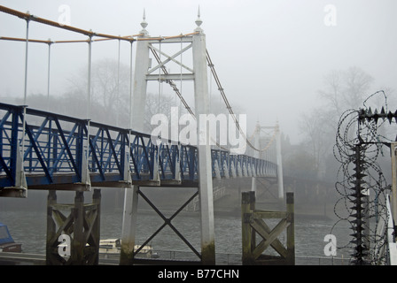 Teddington-Brücke über die Themse im Südwesten von London, von der Ostseite an einem nebeligen Tag gesehen Stockfoto