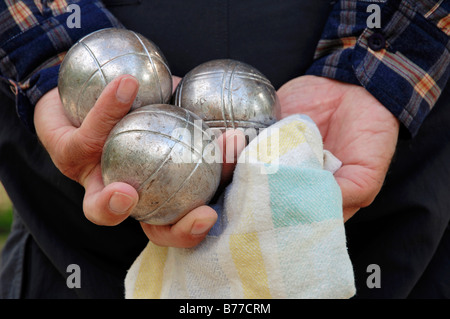 Hände mit Boule Kugeln, Boule, Petanque, Provence, Südfrankreich, Frankreich, Europa Stockfoto