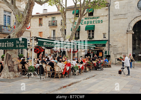 Straßencafé, Aigues-Mortes, Camargue, Gard, Languedoc-Roussillon, Südfrankreich, Frankreich, Europa Stockfoto